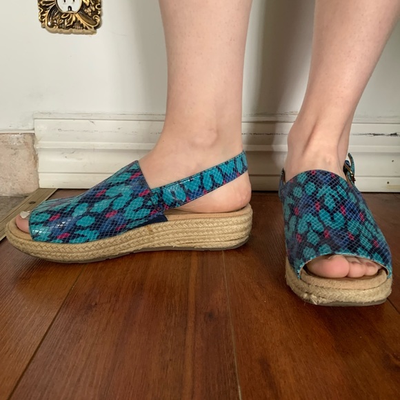 Naturalizer N5 woman’s comfort snakeskin pattern size 7.5 sandals - Picture 3 of 11